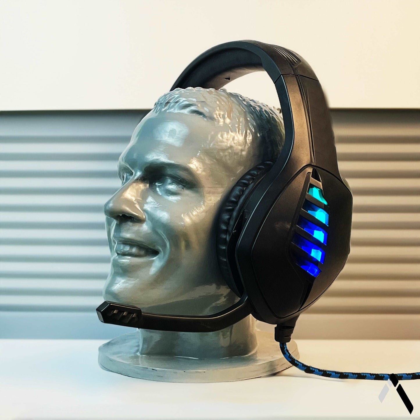 Rolando Head Statue & Headphone Stand Archadia